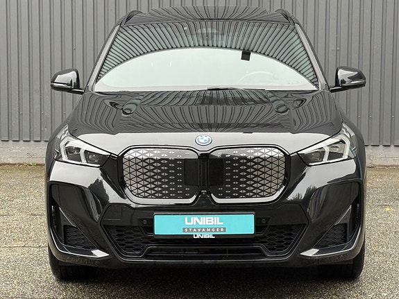 BMW iX1 7 of 30
