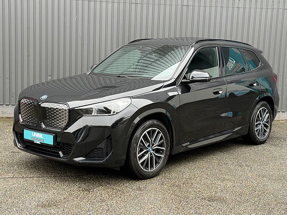 BMW iX1 3 of 30