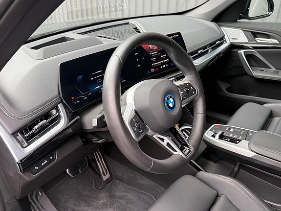 BMW iX1 10 of 30