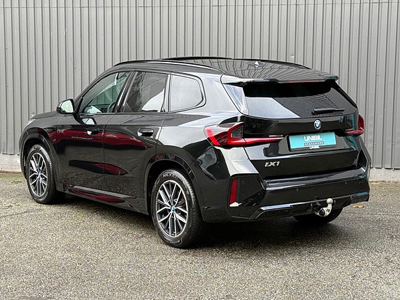 BMW iX1 2 of 30