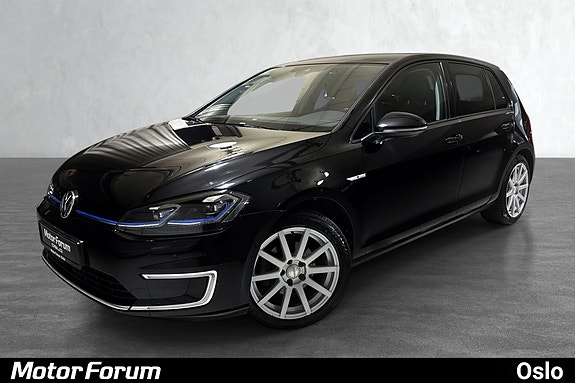 Svart elbil med sporty design og stilrene alufelger.
