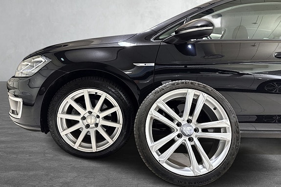 Detaljbilde av de lettmetallfelgene med sporty og moderne utseende.