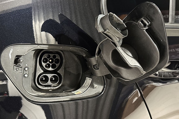 Lading enkelt med godt tilgjengelig ladekontakt og smart plassering.