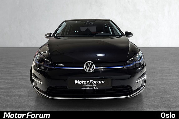 Frisk front med tydelig Volkswagen-emblem og moderne grill.