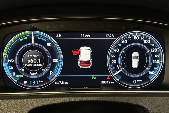 Digitalt instrumentpanel viser hastighet og elektrisk rekkevidde tydelig.