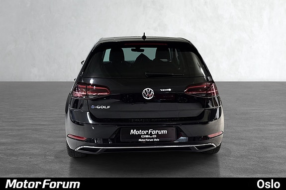 Kraftfull baklysdesign med tydelig Volkswagen-logo i midten.
