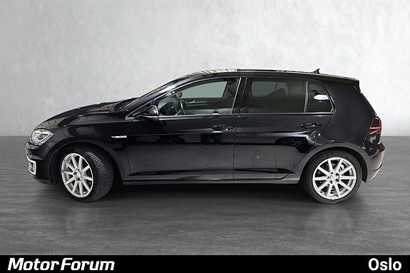 Siden av bilen fremhever solide hjul og moderne styling.