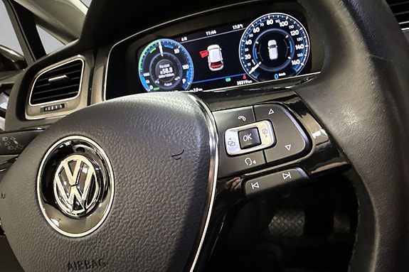 Oversiktlig cockpit med digitalt display og Volkswagen-logo.