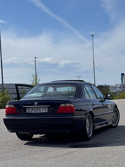 BMW 728i 3 of 4