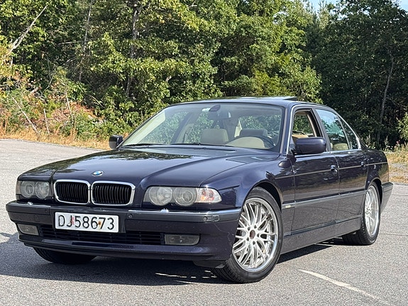BMW 728i 2 of 4