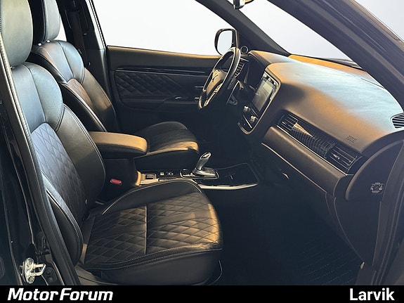 Moderne infotainmentskjerm med CarPlay og Bluetooth-tilkobling.