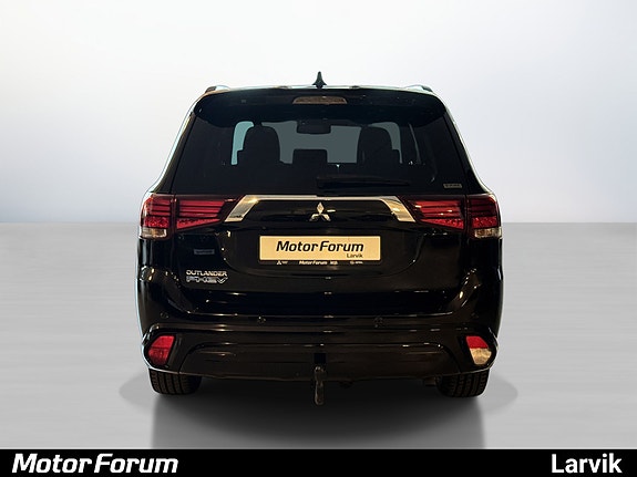 Elegant bakparti med tydelig Mitsubishi-logo og detaljer i krom.
