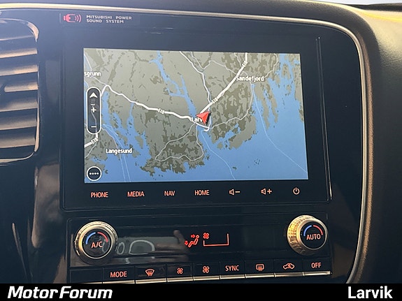 Navigasjon og klimakontroll samlet i brukervennlig berøringsgrensesnitt.