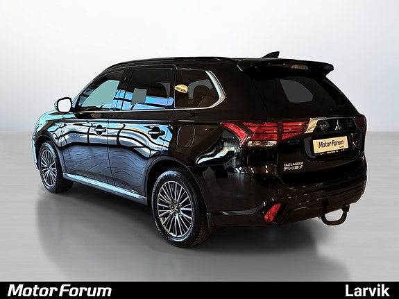 Baklys med moderne LED-teknologi og aerodynamisk takspoiler.