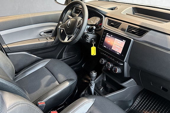 Interiør i svart skinn med intuitiv touchskjerm for CarPlay.