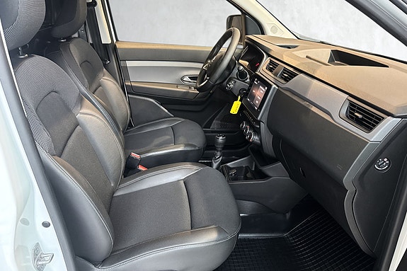 Moderne cockpit med touchskjerm og komfortable seter for arbeidsdagen.