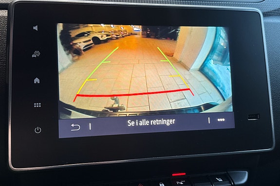 Ryggekamera med guidelinjer sikrer enkel og trygg parkering.