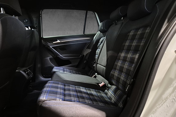 Volkswagen Golf VII 15 of 18