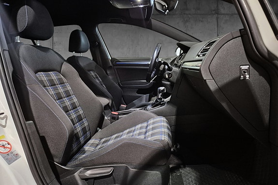 Volkswagen Golf VII 13 of 18