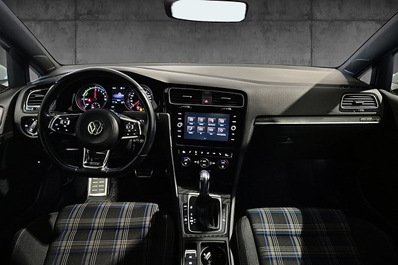 Volkswagen Golf VII 11 of 18