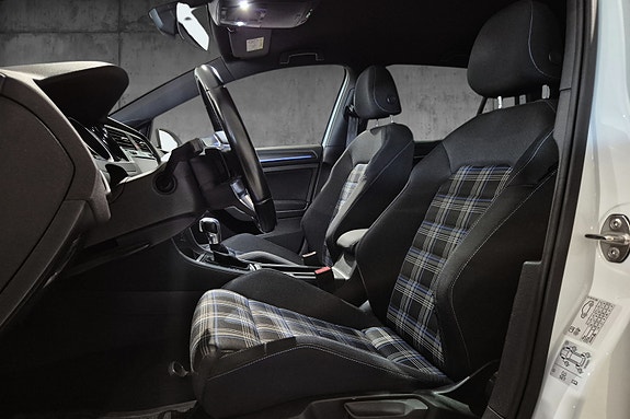 Volkswagen Golf VII 12 of 18