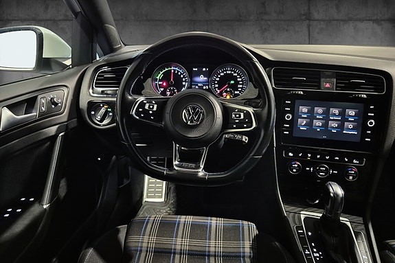 Volkswagen Golf VII 10 of 18