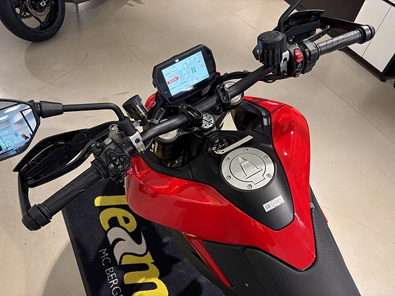 Ducati Hypermotard V2 9 of 15
