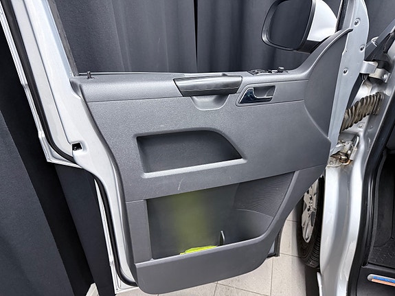 Volkswagen Multivan 11 of 30