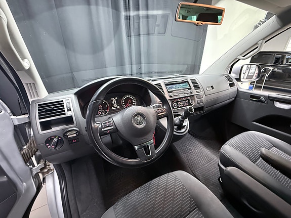 Volkswagen Multivan 13 of 30
