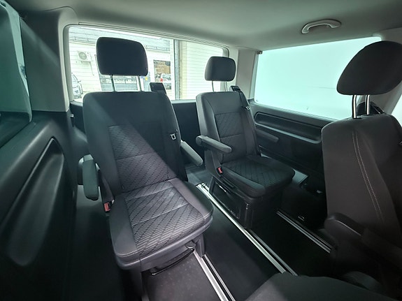 Volkswagen Multivan 27 of 30