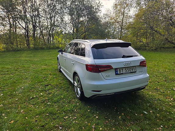 Audi e-tron 14 of 30
