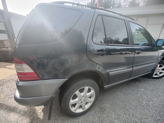 Mercedes-Benz ML320 5 of 7