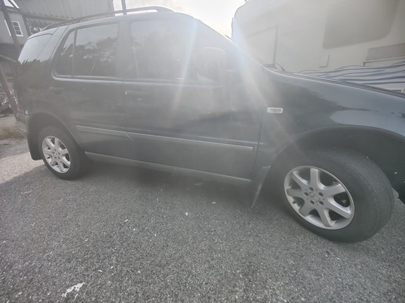 Mercedes-Benz ML320 3 of 7