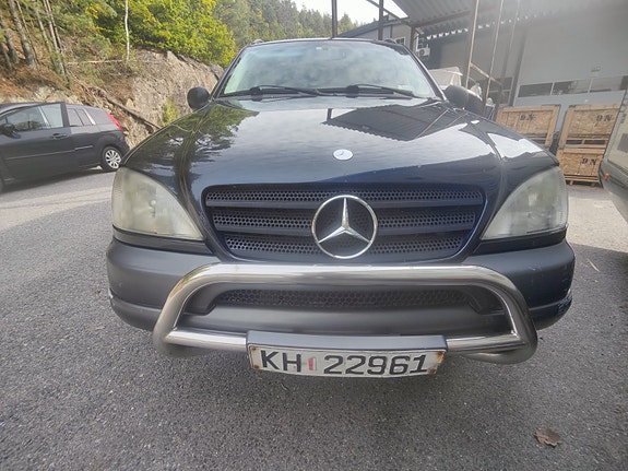 Mercedes-Benz ML320 2 of 7