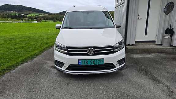 Volkswagen Caddy Alltrack 4 of 15