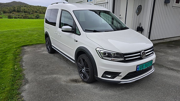 Volkswagen Caddy Alltrack 3 of 15