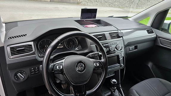 Volkswagen Caddy Alltrack 9 of 15