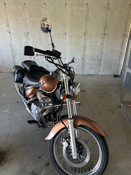 Suzuki VL 125 Intruder 2 of 2