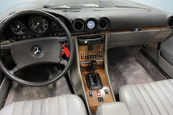 Mercedes-Benz 380 SL 21 of 26