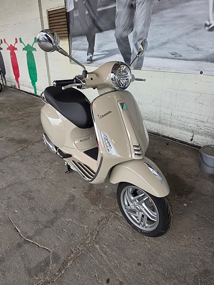 Vespa Primavera 125ie 2 of 12