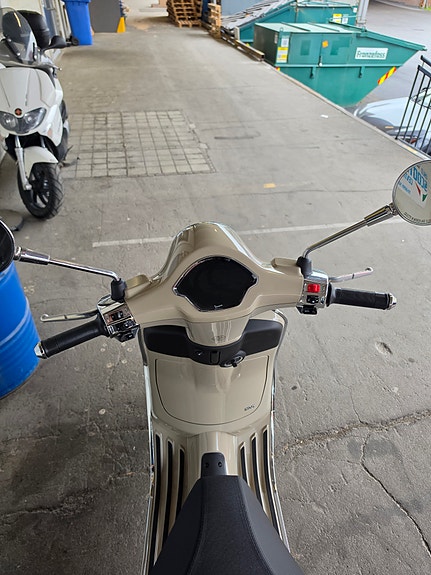 Vespa Primavera 125ie 6 of 12