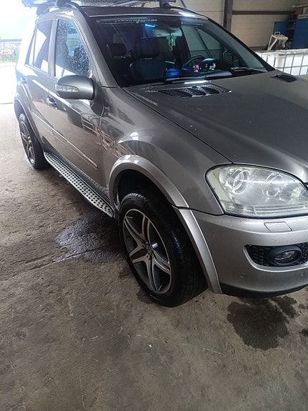 Mercedes-Benz ML320 2 of 23