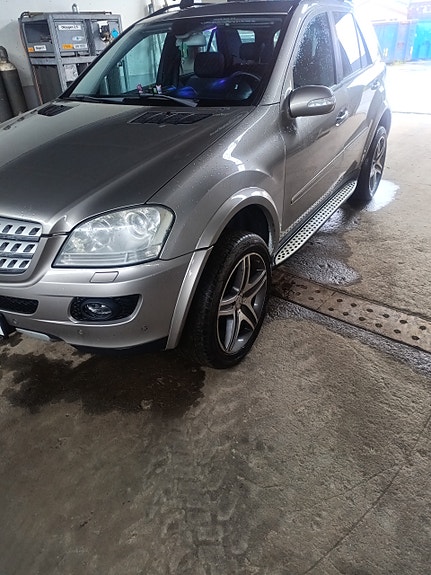 Mercedes-Benz ML320 3 of 23