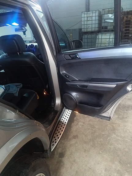 Mercedes-Benz ML320 12 of 23