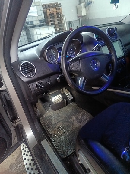 Mercedes-Benz ML320 20 of 23