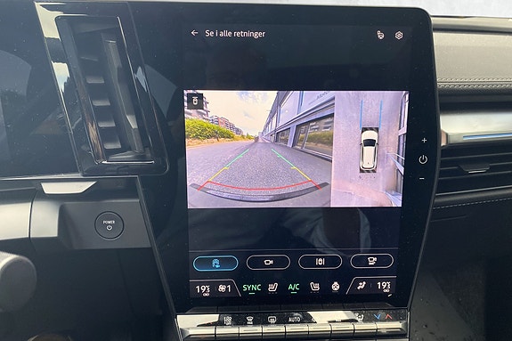 Touchskjerm med parkeringassistent og visning av ryggekamera i høy kvalitet.