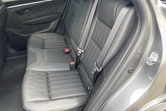 Komfortable bakseter i helskinn med ISOFIX for ekstra sikkerhet.