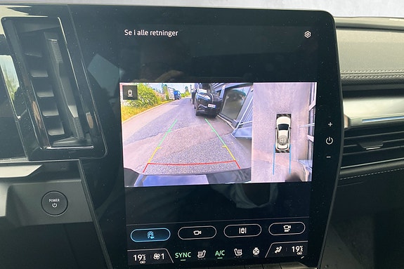 Ryggekamera med dynamiske linjer for enkel og trygg parkering.
