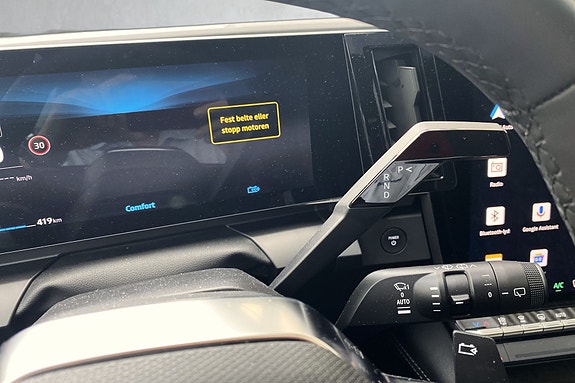 Oversiktlig digital instrumentering med lys- og regnsensor for optimal sikkerhet.