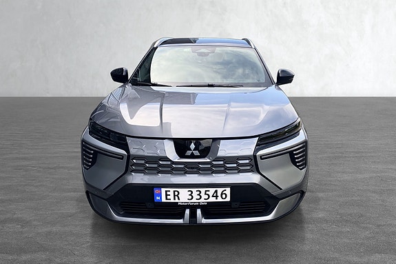 Grå crossover med sporty design og adaptive fjernlysassistent.